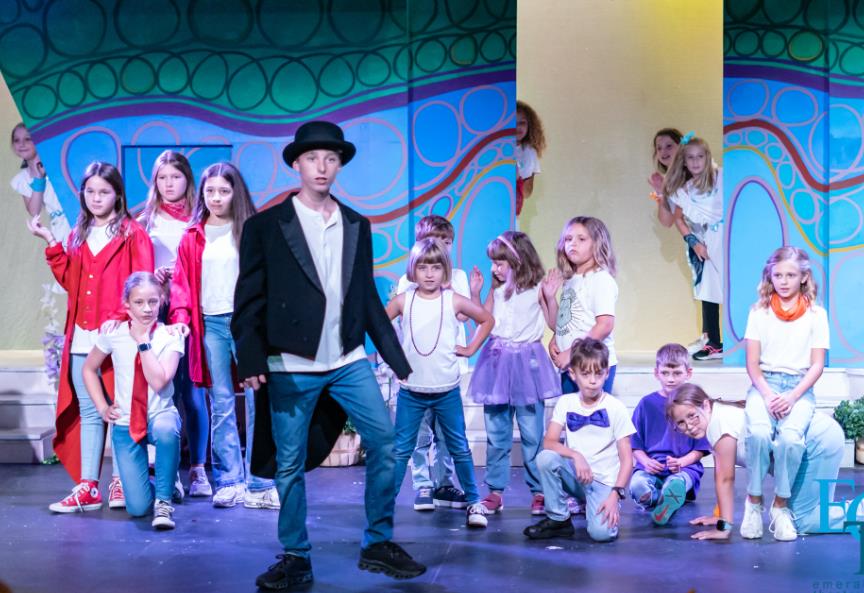 Large Cast non-musical play Alice in Wonderland