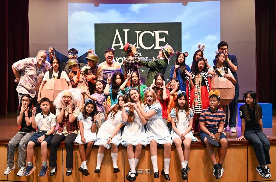 Alice in Wonderland Large Cast Kids Play