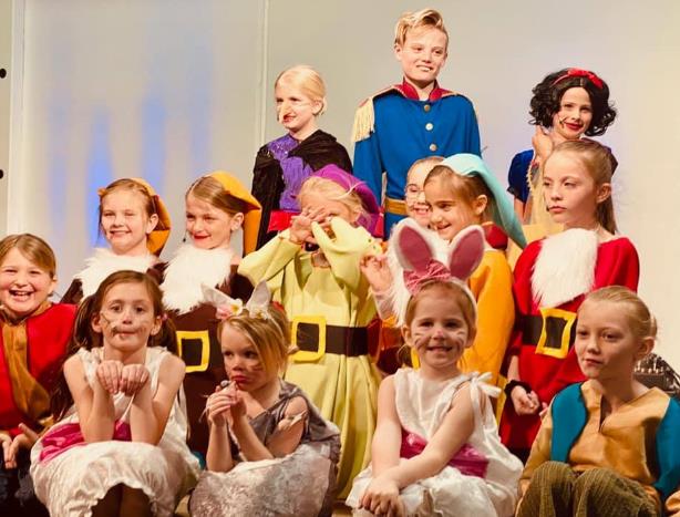 Snow White kids play: cast list, sound cues, script sample.