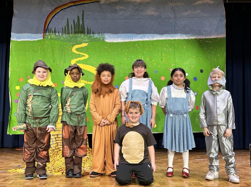 Spanish kids perform Wizard of Oz