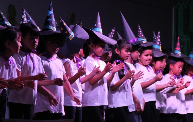 Kids performing Wizard of Oz